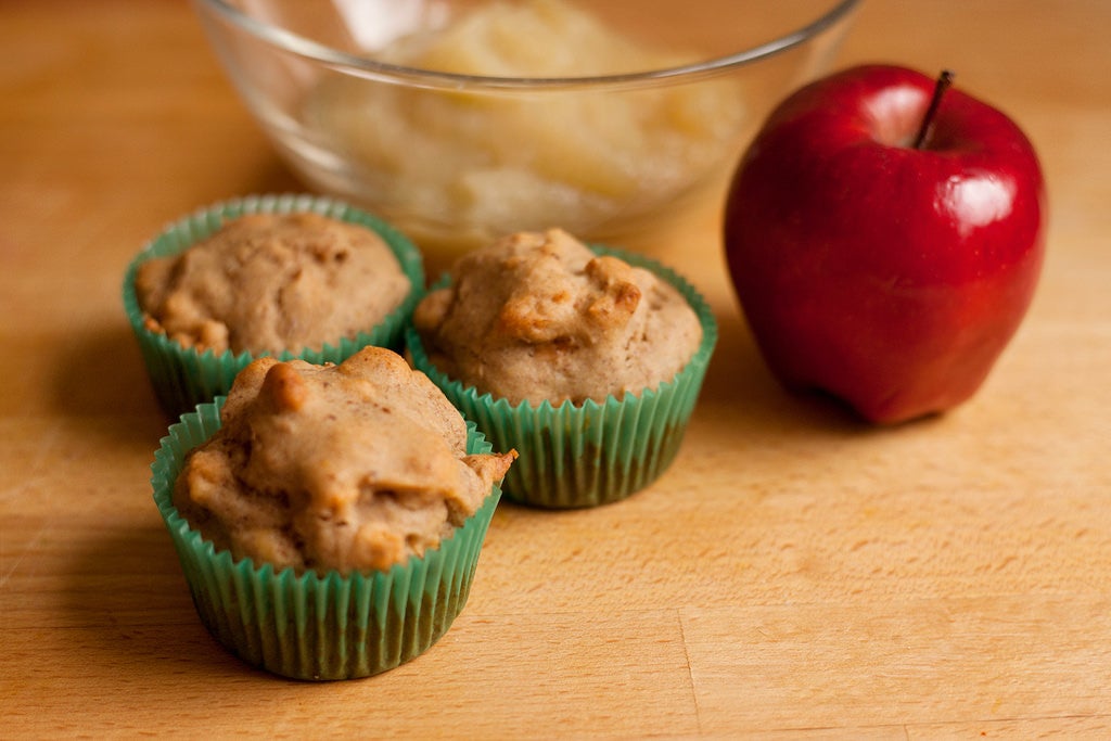 粉とアップルソースを混ぜて焼くだけ／Apple Spice Muffins and an apple by Personal Creations