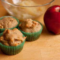 粉とアップルソースを混ぜて焼くだけ／Apple Spice Muffins and an apple by Personal Creations