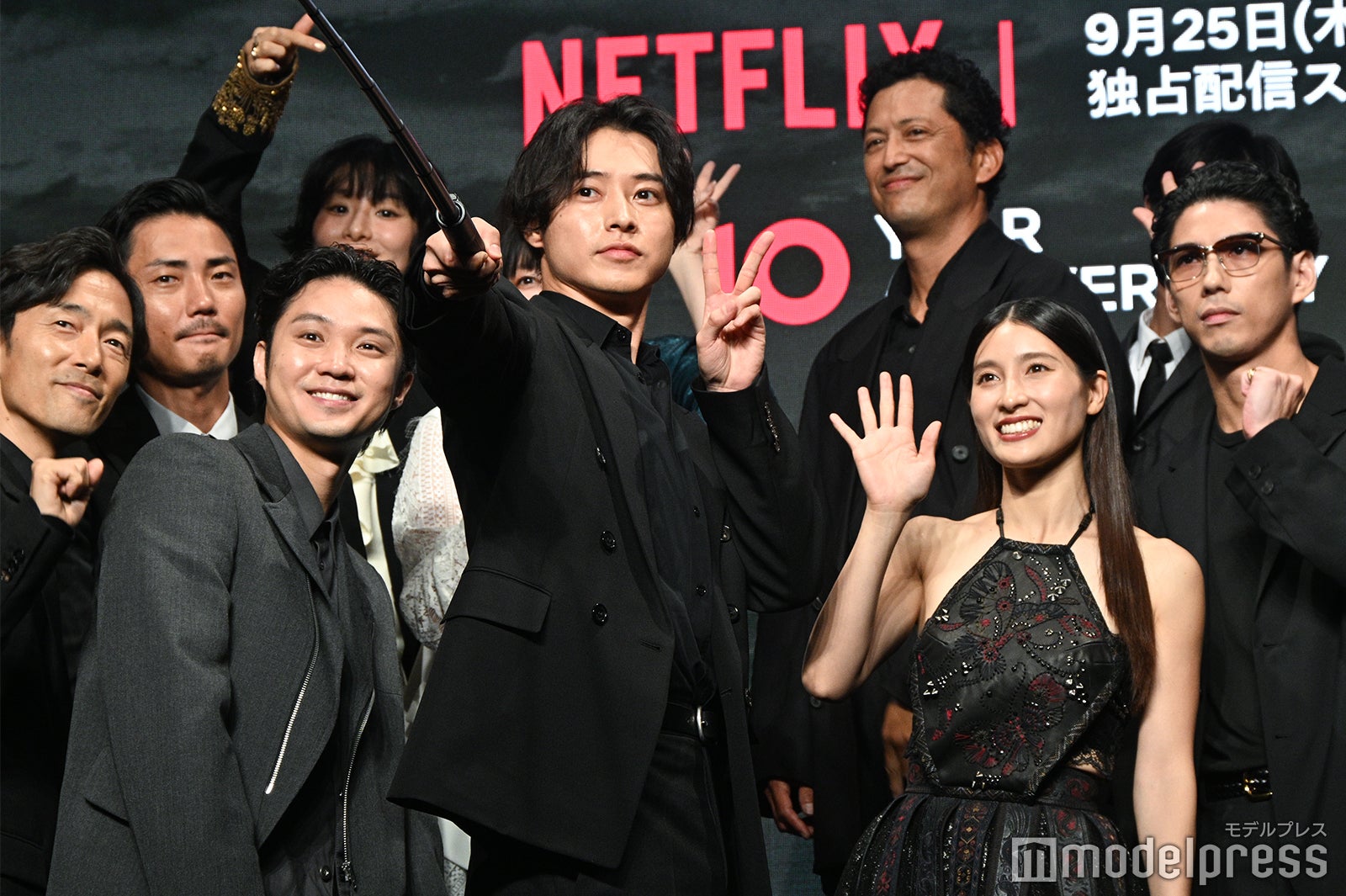 セルカ棒で自撮り動画を撮る山崎賢人、土屋太鳳、賀来賢人ら（C）モデルプレス