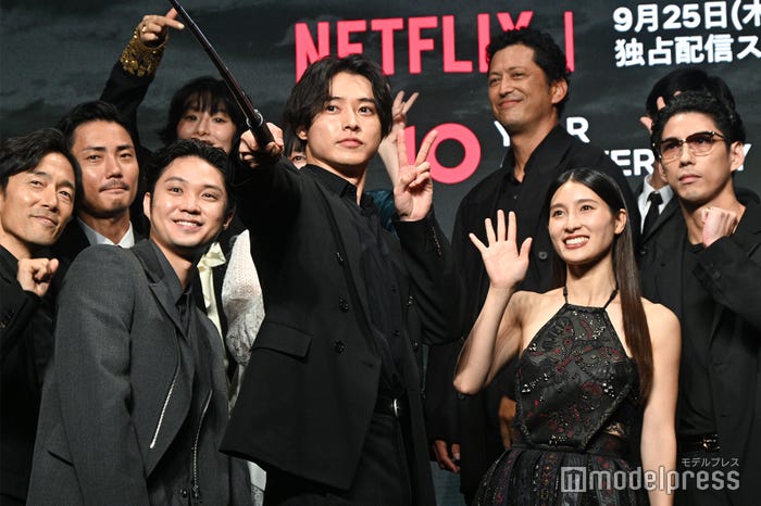 セルカ棒で自撮り動画を撮る山崎賢人、土屋太鳳、賀来賢人ら(C)モデルプレス