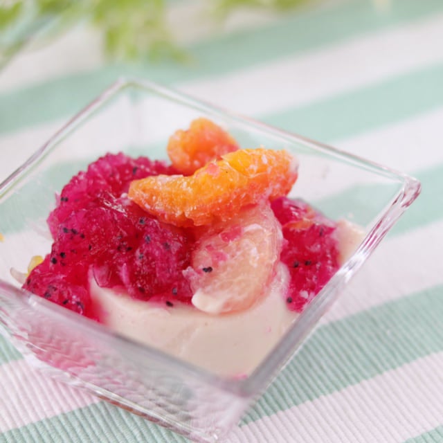 成城石井のバナナとドラゴンフルーツのゼリーを器に盛り付けた