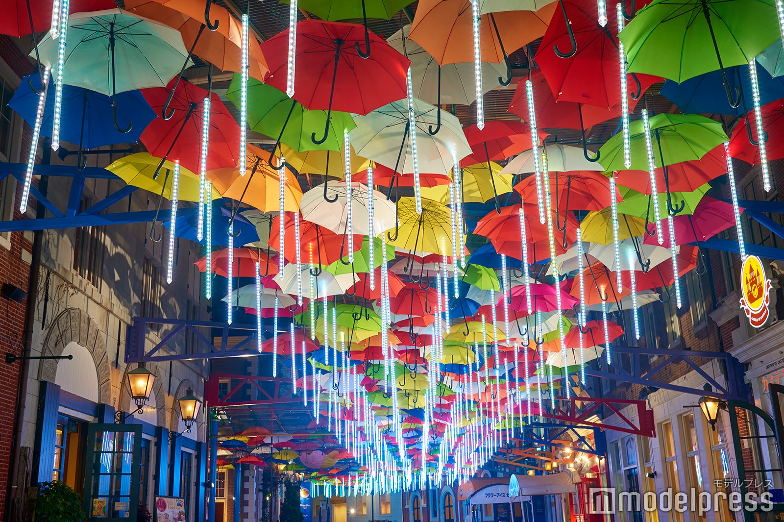 光の粒が降り注ぐ！（C）モデルプレス