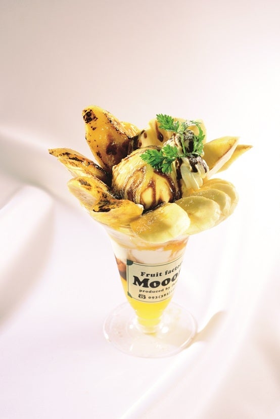 焼きバナナパルフェ880円（税込）／画像提供：モーン・デ・レトロ