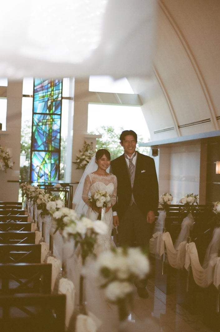 鈴木亮平＆有村架純、挙式衣装で肩寄せ合う 鈴鹿央士撮影の現場写真解禁【花まんま】