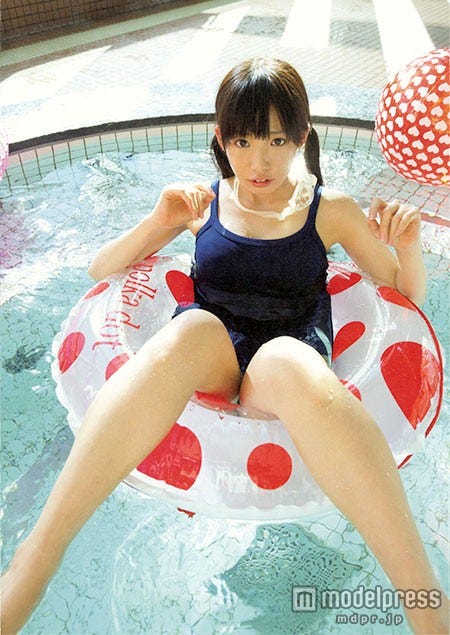 スクール水着でのショットも/画像提供:ワニブックス