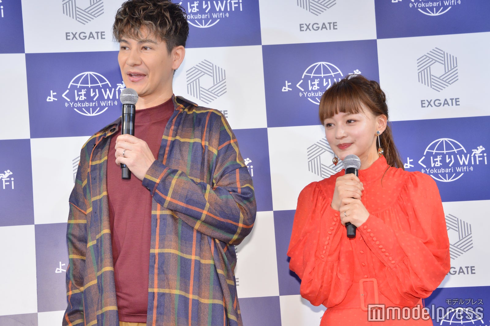 （左から）JOY、わたなべ麻衣（C）モデルプレス