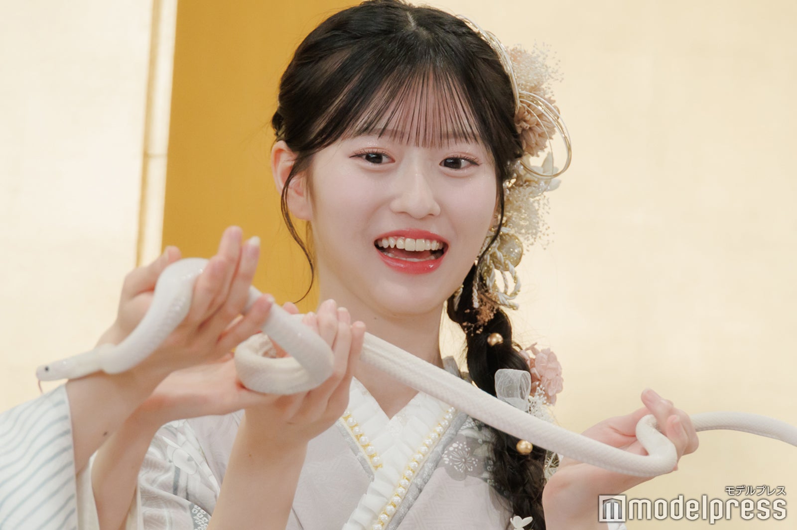 ハクさんを持つ八木愛月（C）モデルプレス