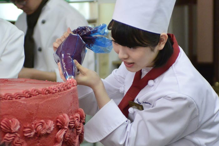 浜辺美波/「崖っぷちホテル!」第5話より(C)日本テレビ