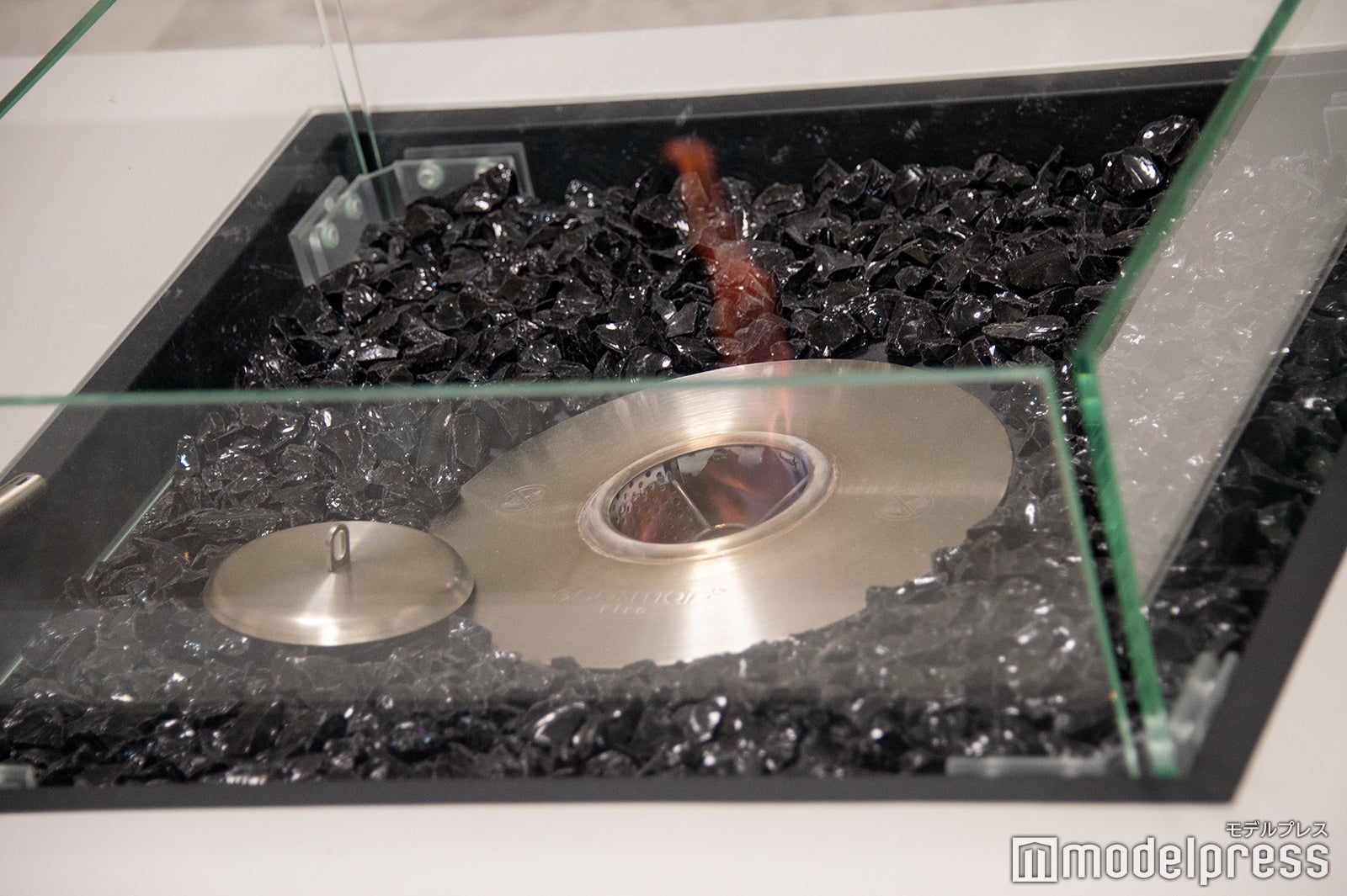 自宅リビングに鎮座する暖炉 （C）モデルプレス