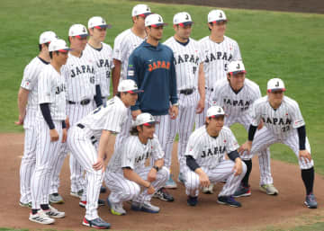 侍ジャパン 投手陣がダルビッシュを中心に記念撮影 異例の光景で伝わってきた感謝の思い「井端監督が胴上げされてる姿を見たい」宮崎合宿で助言惜しまず