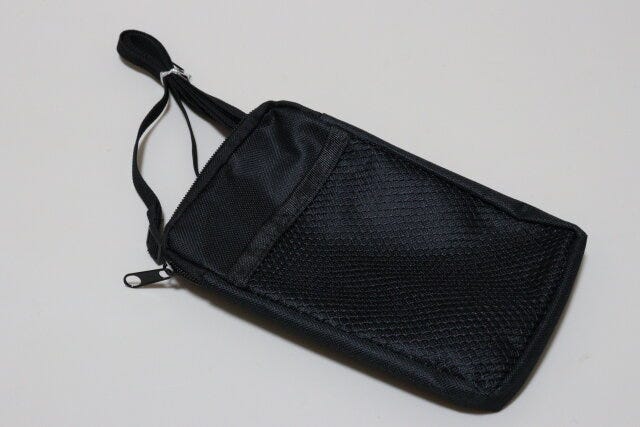 セリアのメッシュポケット付パスポートケースのビジュアル