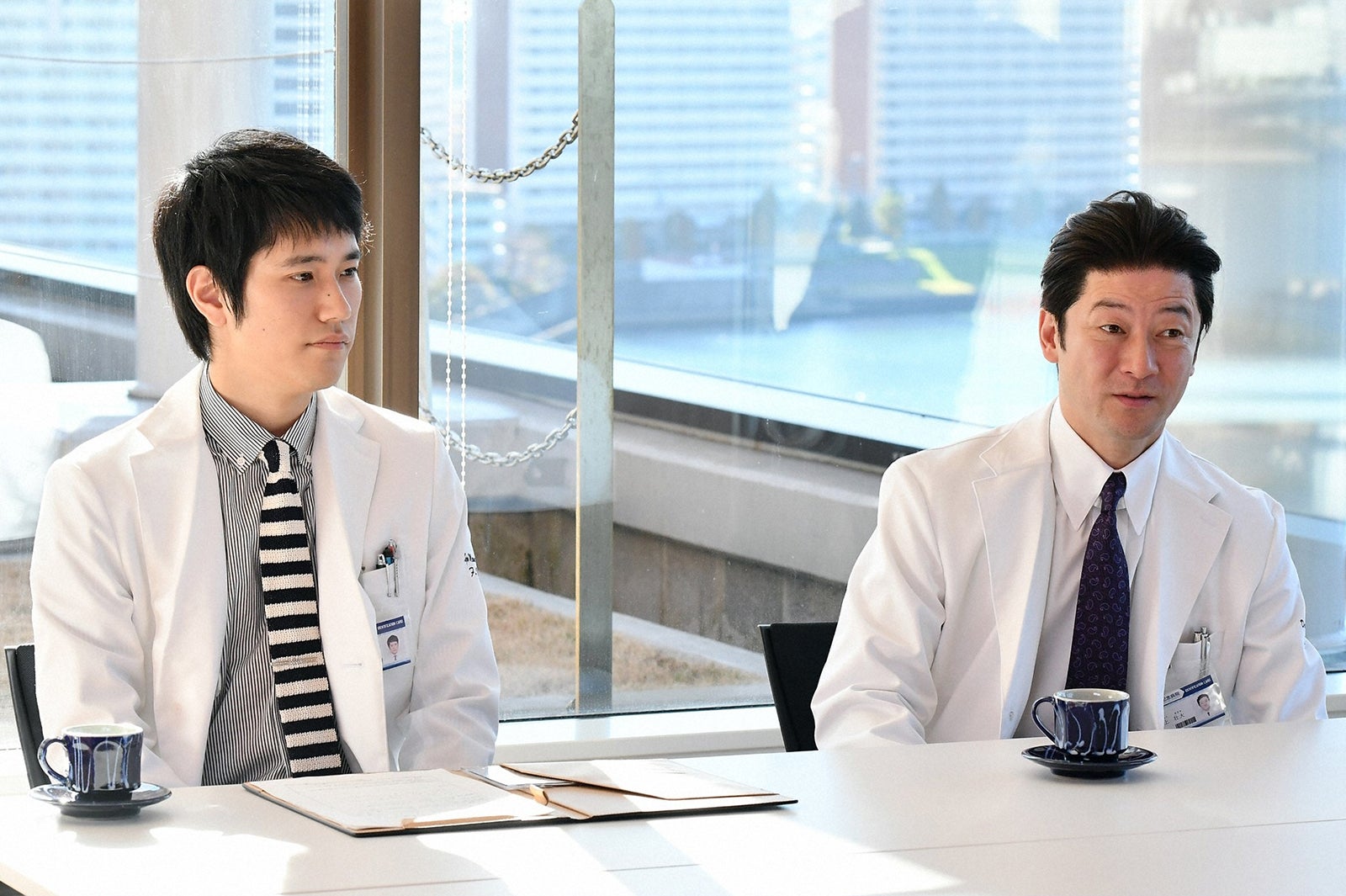 左から：松山ケンイチ、浅野忠信「A LIFE～愛しき人～」第2話より（C）TBS