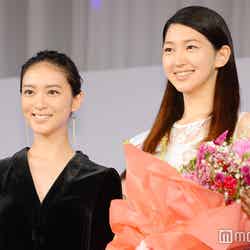 武井咲（左）とグランプリの是永瞳さん（右） （C）モデルプレス