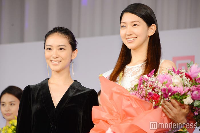 武井咲(左)とグランプリの是永瞳さん(右) (C)モデルプレス