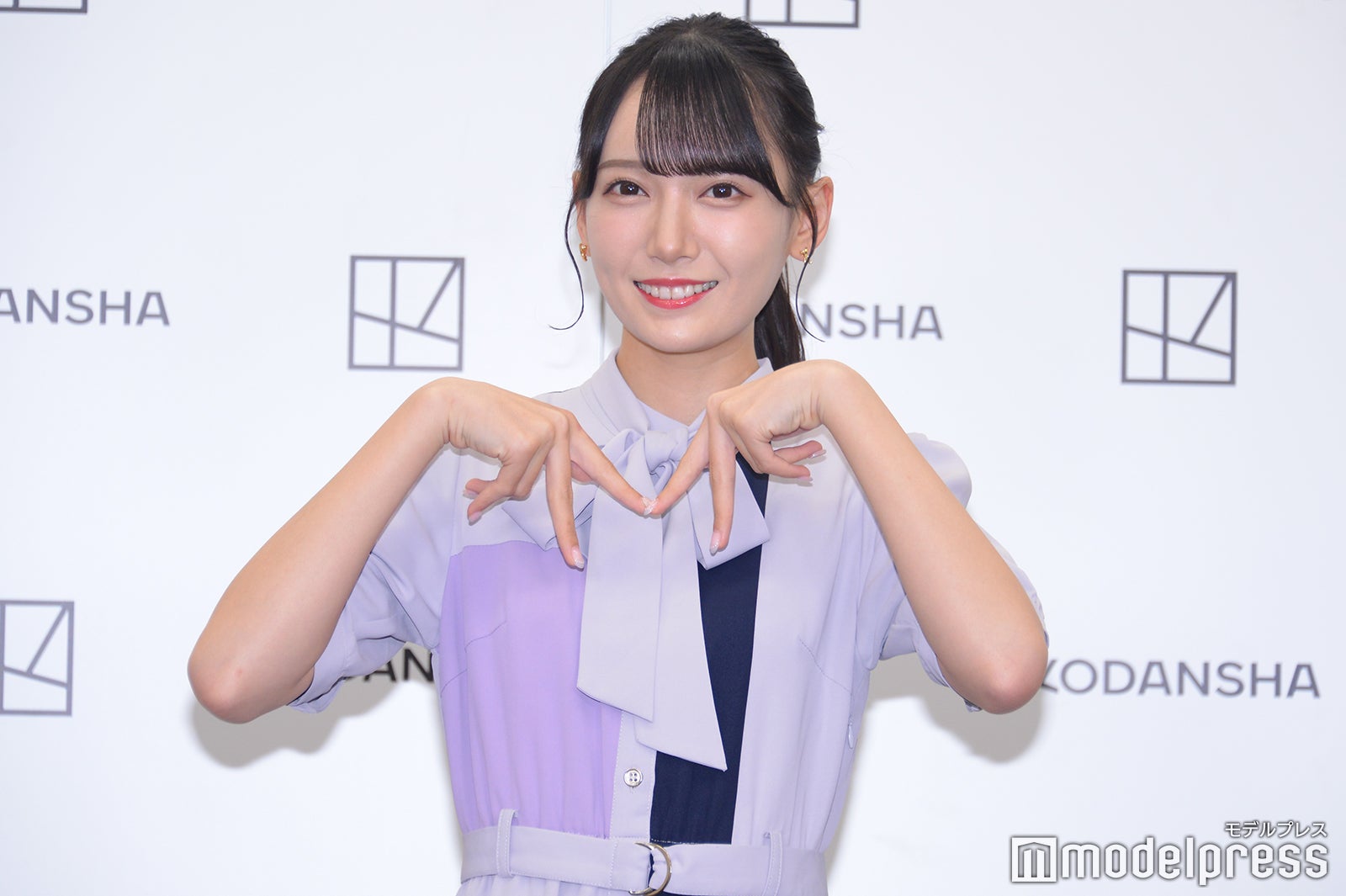 ノイミーポーズをしてくれた鈴木瞳美（C）モデルプレス