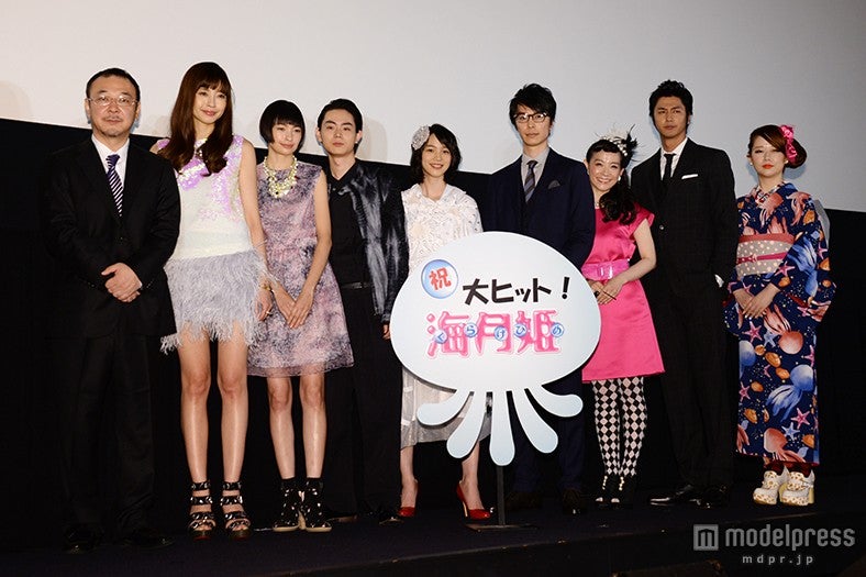 映画「海月姫」初日舞台挨拶の模様（左から）川村泰祐監督、片瀬那奈、太田莉菜、菅田将暉、能年玲奈、長谷川博己、篠原ともえ、速水もこみち、東村アキコ氏