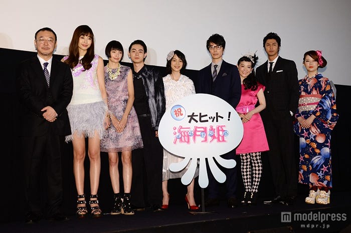 映画「海月姫」初日舞台挨拶の模様(左から)川村泰祐監督、片瀬那奈、太田莉菜、菅田将暉、能年玲奈、長谷川博己、篠原ともえ、速水もこみち、東村アキコ氏
