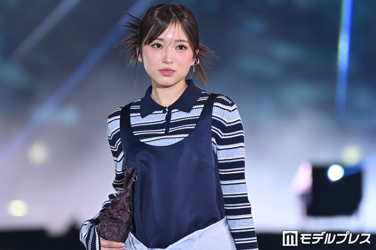 矢吹奈子、ミニ丈ワンピでスラリ美脚披露 爽やかポロニット×腰巻きスタイルでハイセンスな着こなし【ガルアワ2026SS】