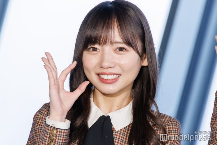 ロングヘアの齊藤京子(C)モデルプレス