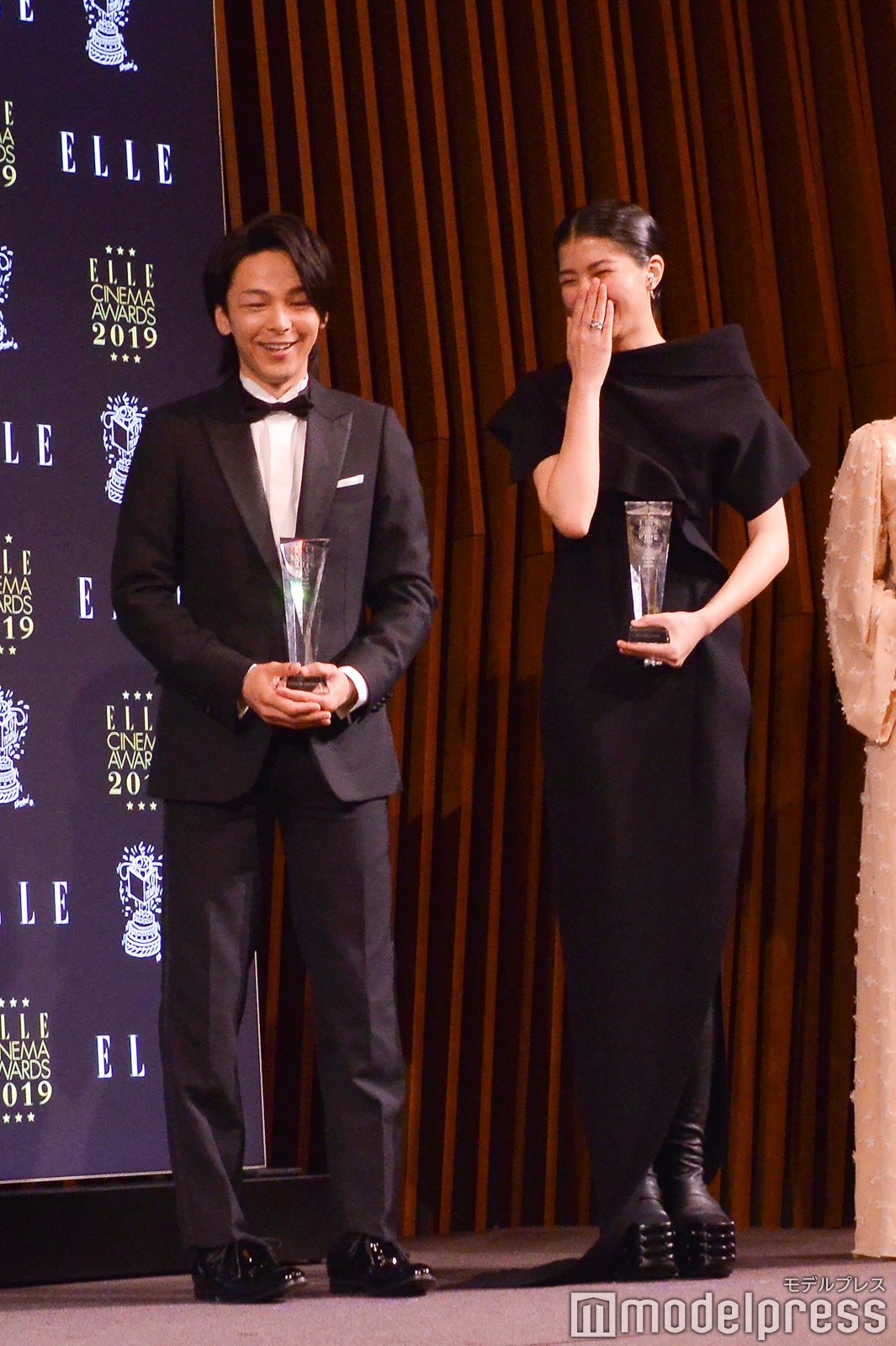 近くで佐久間由衣のスタイルの良さを実感する中村倫也 （C）モデルプレス