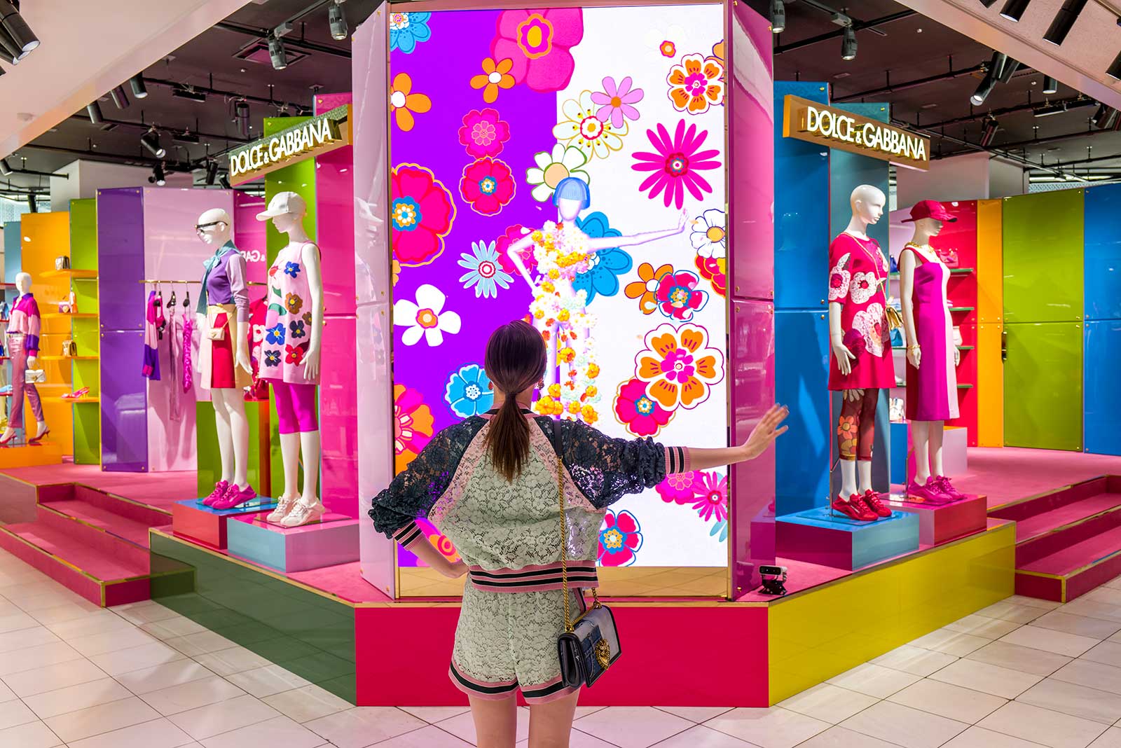 人の動きと連動するデジタルアニメーションを体験する西野七瀬 （提供写真）