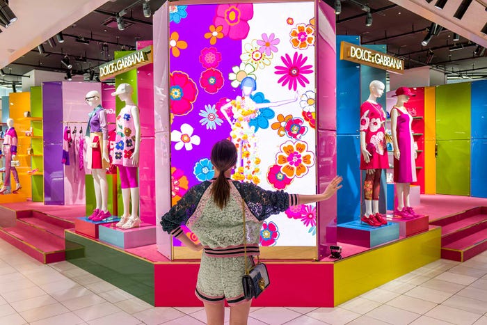 人の動きと連動するデジタルアニメーションを体験する西野七瀬 (提供写真)