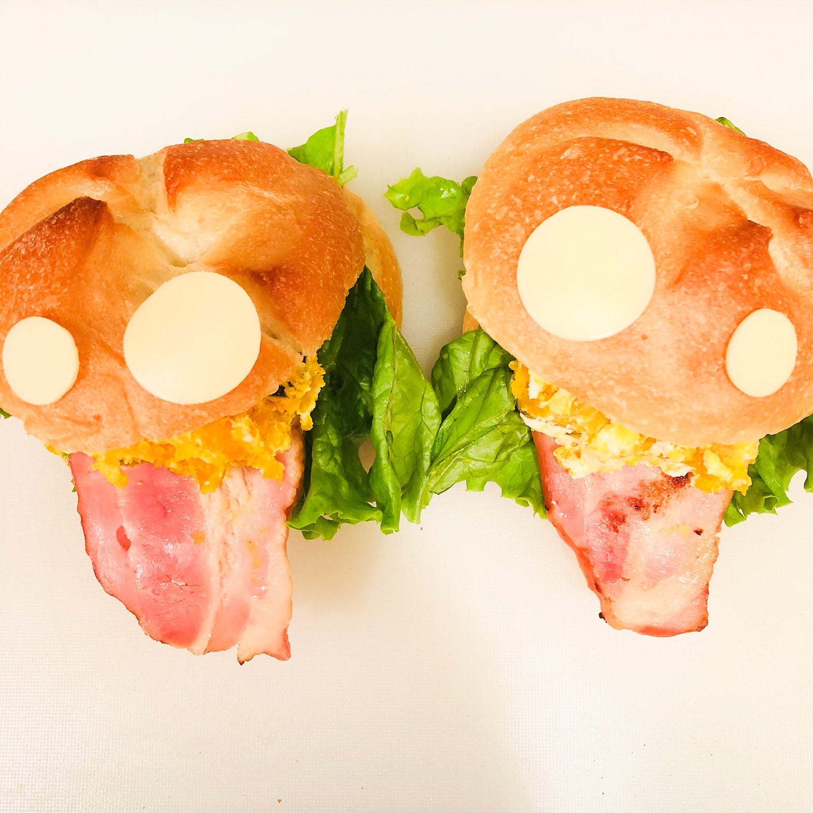 手順6：チーズをのせてケチャップで目を書く／画像提供：柏原歩