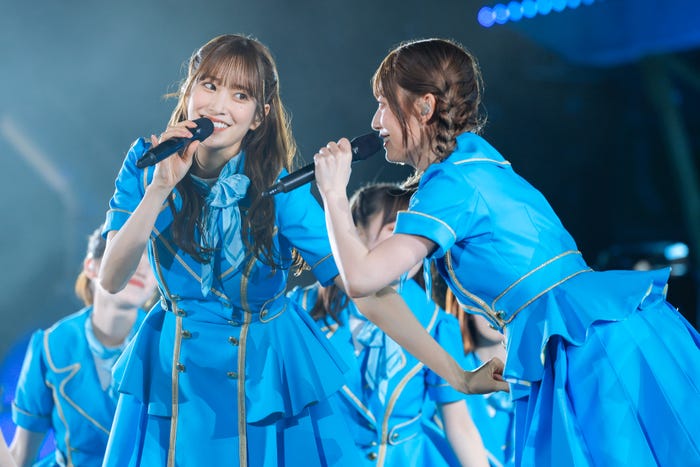 佐々木久美、東村芽依「4回目のひな誕祭」より/撮影:上山陽介