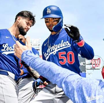 決勝弾のムーキー・ベッツ 試合前に山本由伸と魅惑の共演？2人並んでやり投げトレ→アーチ後のポーズにスミスも笑み