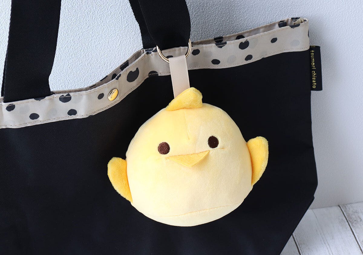 黒いトートバッグに付けられたぴよりんぬいぐるみチャーム 黒いトートバッグに付けられたぴよりんぬいぐるみチャーム