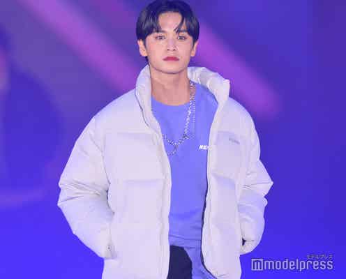 井上想良、抜群スタイル輝く 赤リップでワンポイント<GirlsAward 2022 A/W>