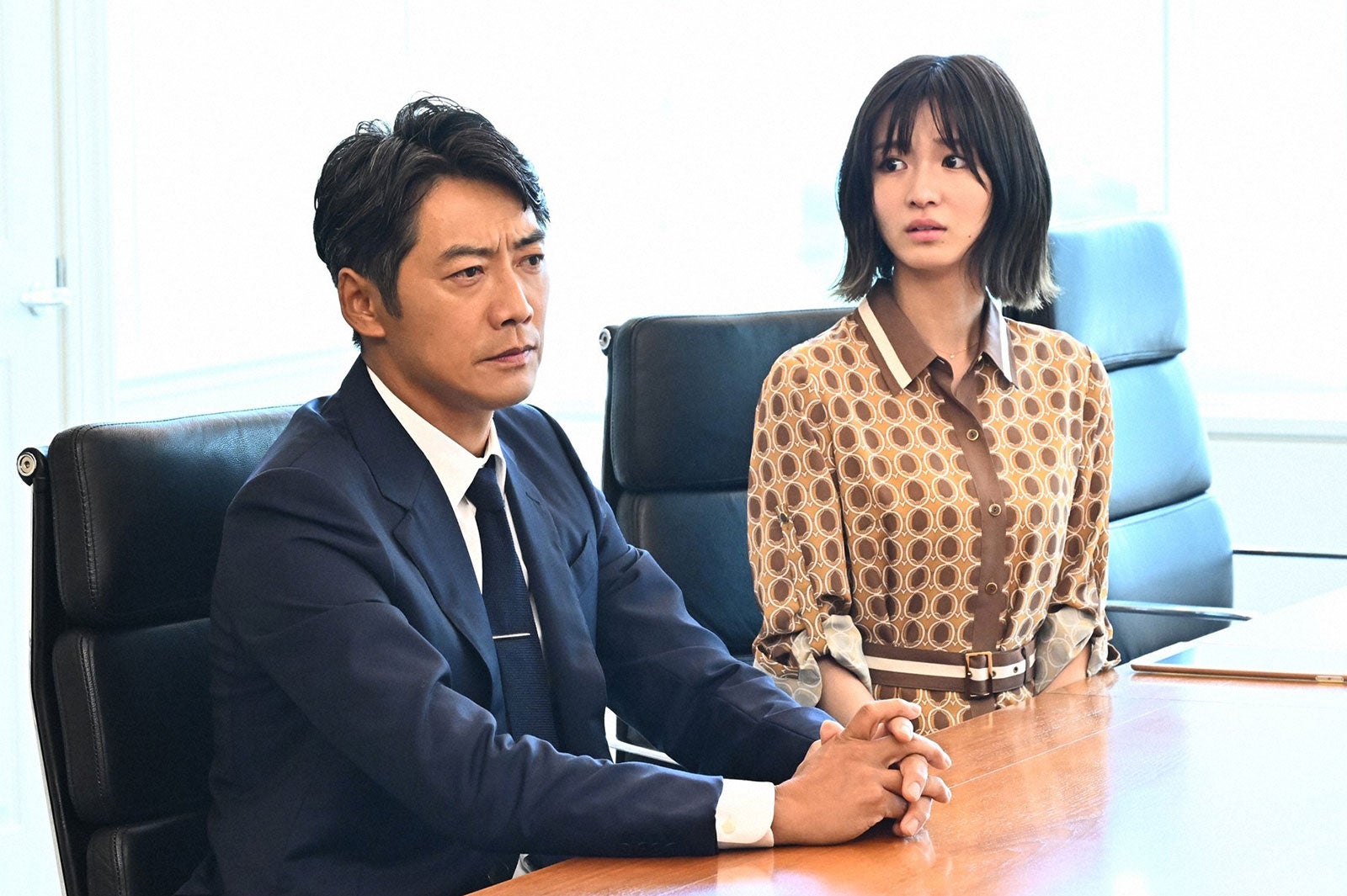 反町隆史、岡崎紗絵／「オールドルーキー」第3話より（C）TBS