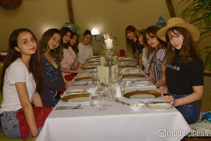 ディナーの様子 (C)モデルプレス