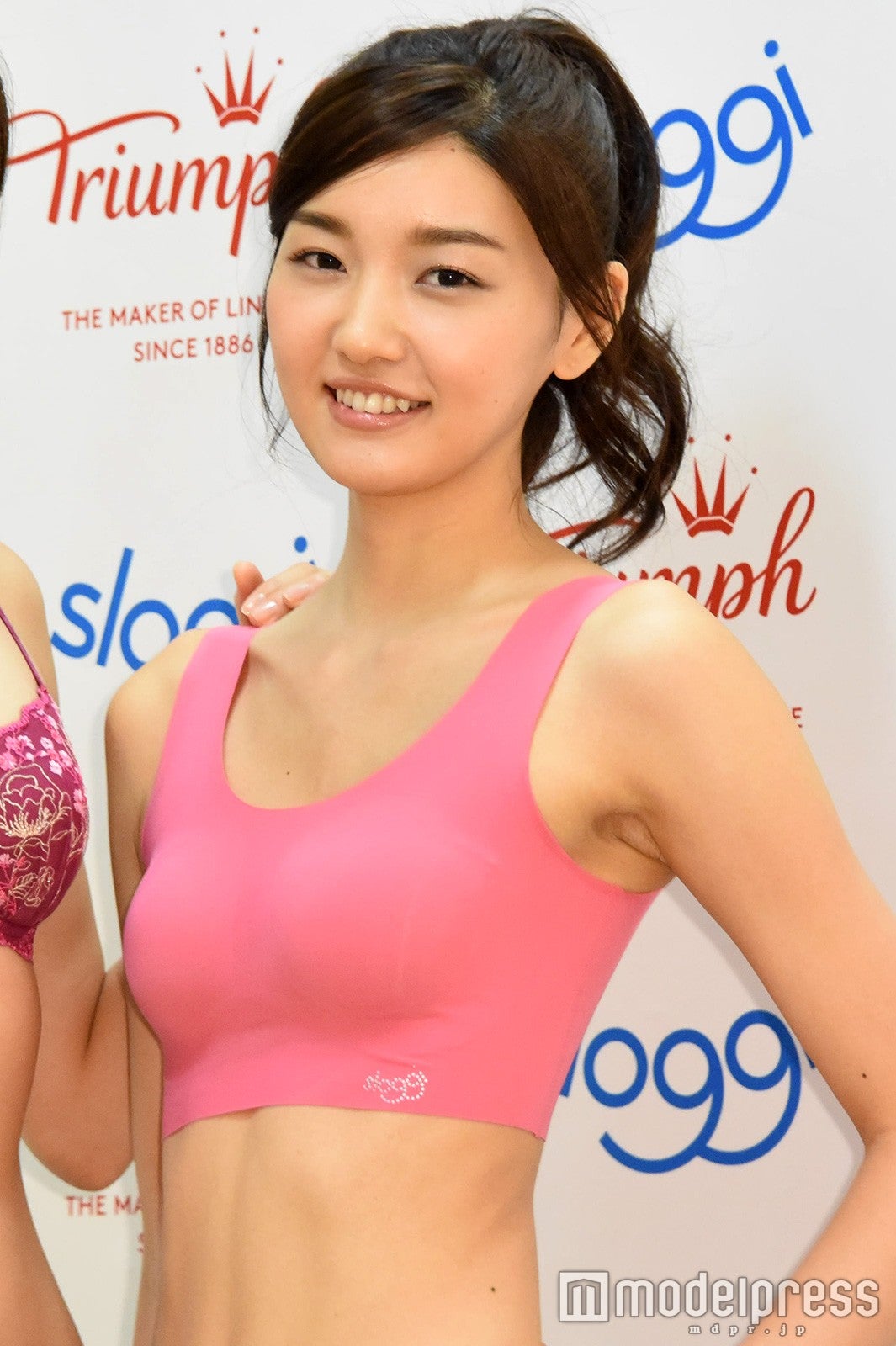 静麻波（C）モデルプレス