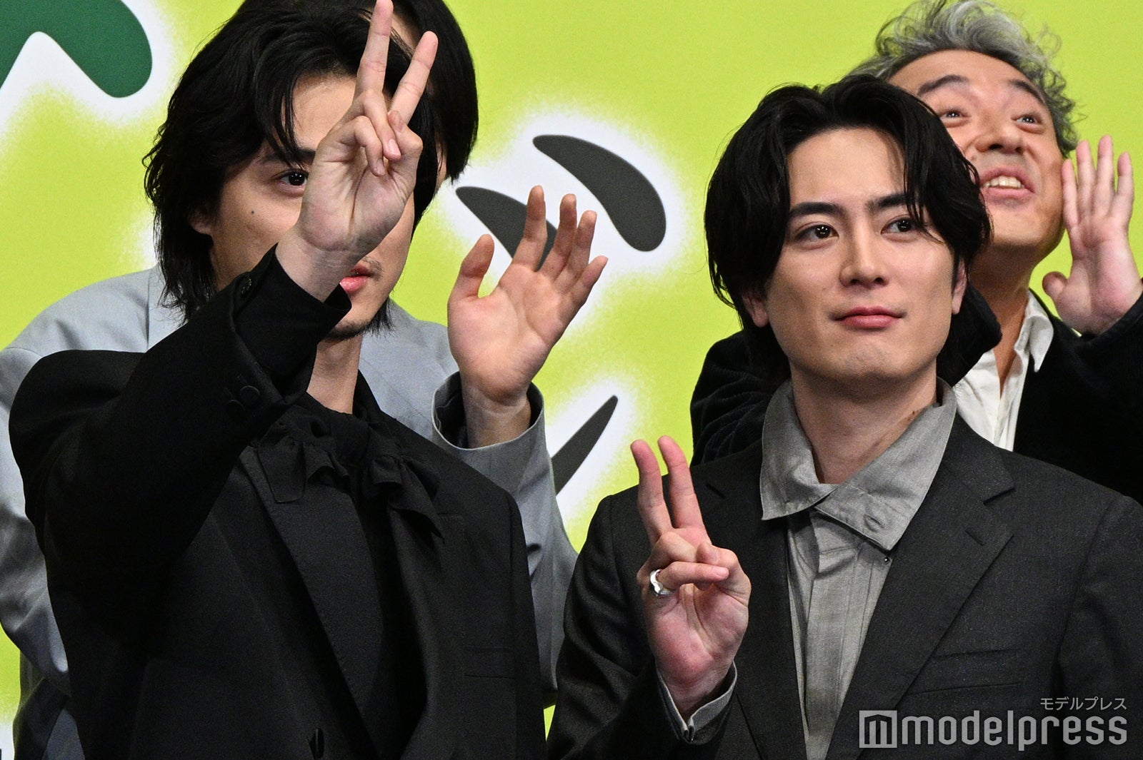 じゃんけんする山崎賢人、間宮祥太朗（C）モデルプレス