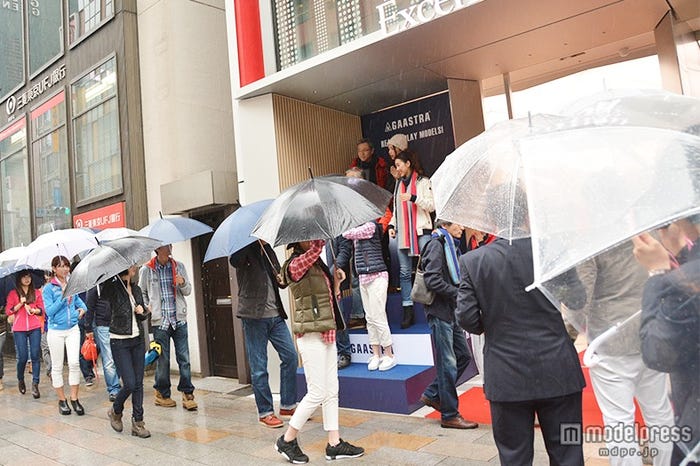 雨の中できた長蛇の列