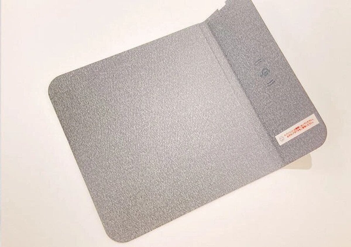 グレーのマウスパッド型ワイヤレス充電器が広げられている