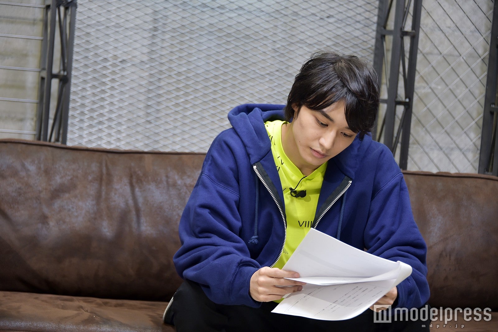 オンエア前、台本を入念にチェックする松岡広大（C）モデルプレス