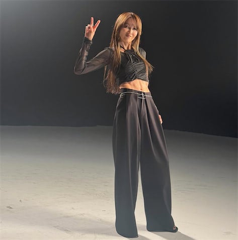 工藤静香、今月発売の新曲PVを撮影！ オフショットに絶賛の声「腹筋！ヤバッ！」「カッコいい」