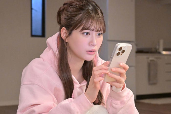 生見愛瑠「くるり~誰が私と恋をした?~」より(C)TBS