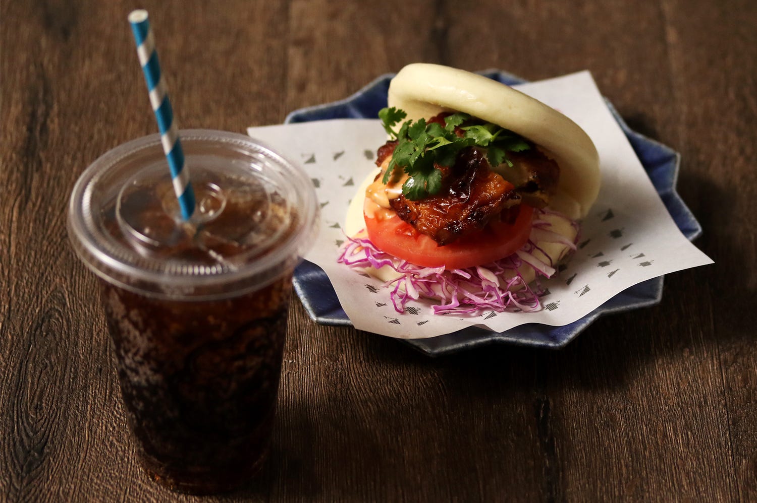 「サナギ 新宿」バーガー&スイーツのテイクアウト用フードトラックがオープン