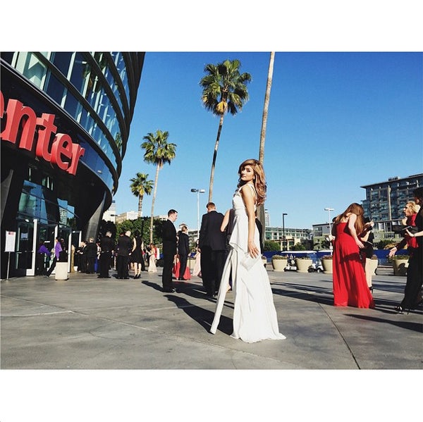 ローラ、グラミー賞現地会場へ　ドレスアップで圧巻オーラ放出