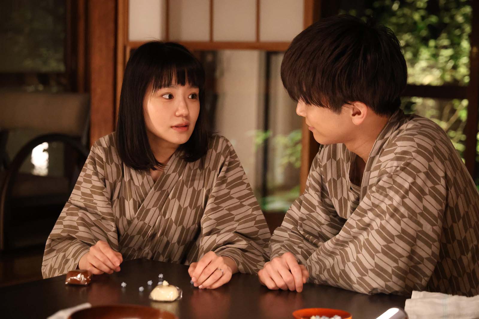 奈緒、岩田剛典「あなたがしてくれなくても」第4話より（C）フジテレビ