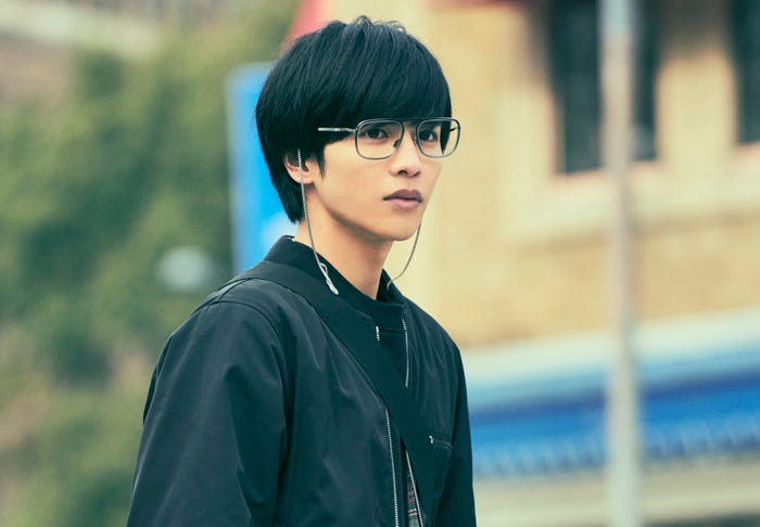 志尊淳(C)2021映画「さんかく窓の外側は夜」製作委員会(C)Tomoko Yamashita/libre