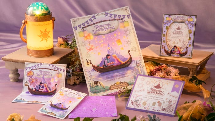 プラネタリウムおもちゃ3,500円、ポストカード&グリーティングカード800円、クリアホルダーセット700円、フォトスタンド4,500円(C)Disney