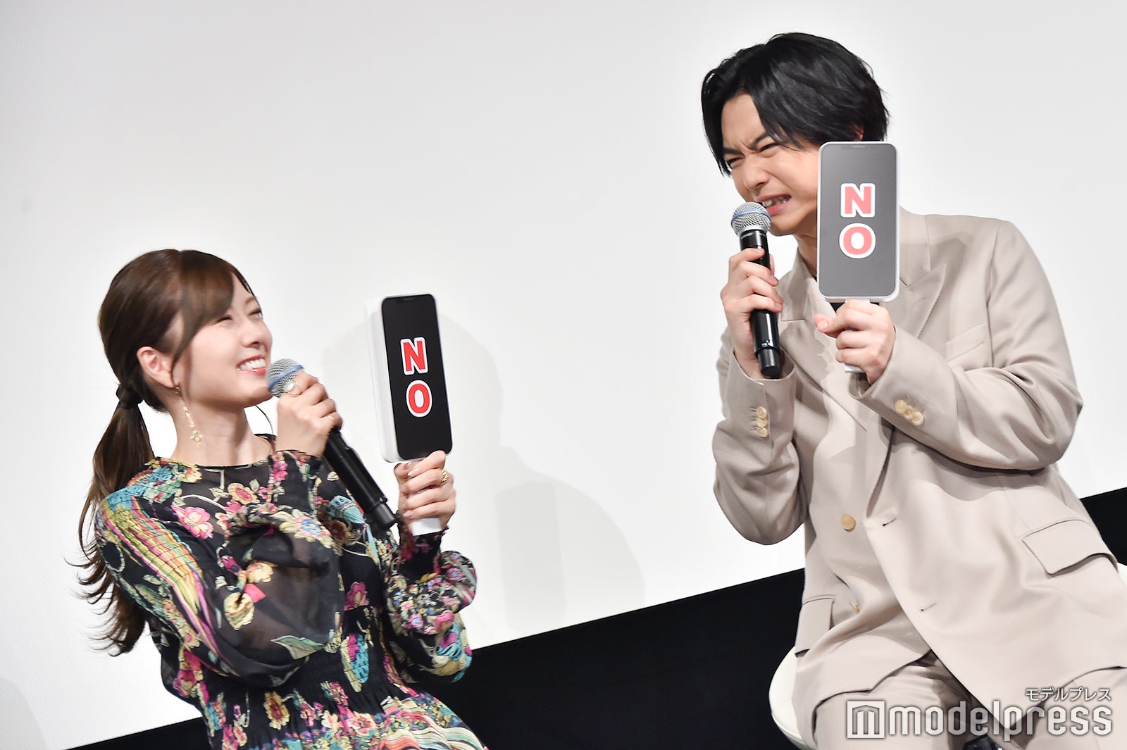 白石麻衣、相手がスマホをずっと触ってるときのあるあるを再現する千葉雄大 （C）モデルプレス