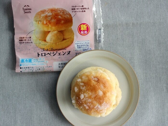 見た目にもふんわりとした生地で、クリームがサンドされています