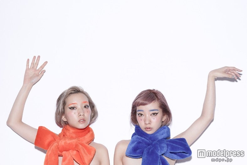 双子モデルユニットが新たな挑戦へ　初ライブツアーも決定