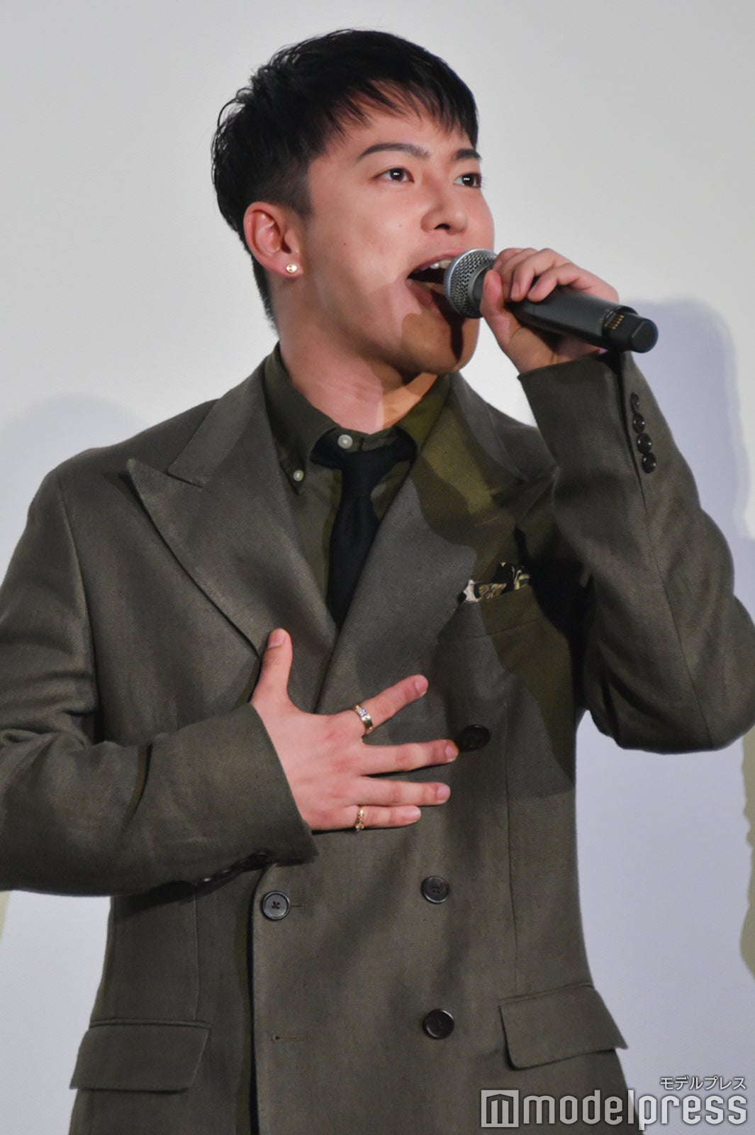スラスラとコメントをする姿をラップと例えられた三山凌輝（C）モデルプレス