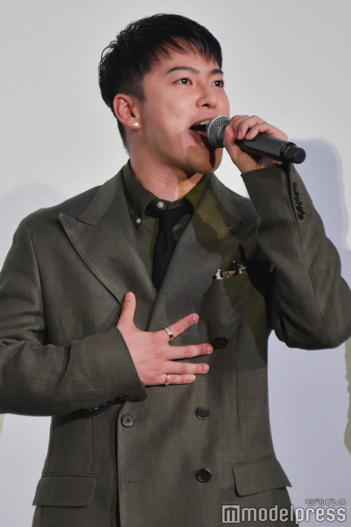 スラスラとコメントをする姿をラップと例えられた三山凌輝(C)モデルプレス